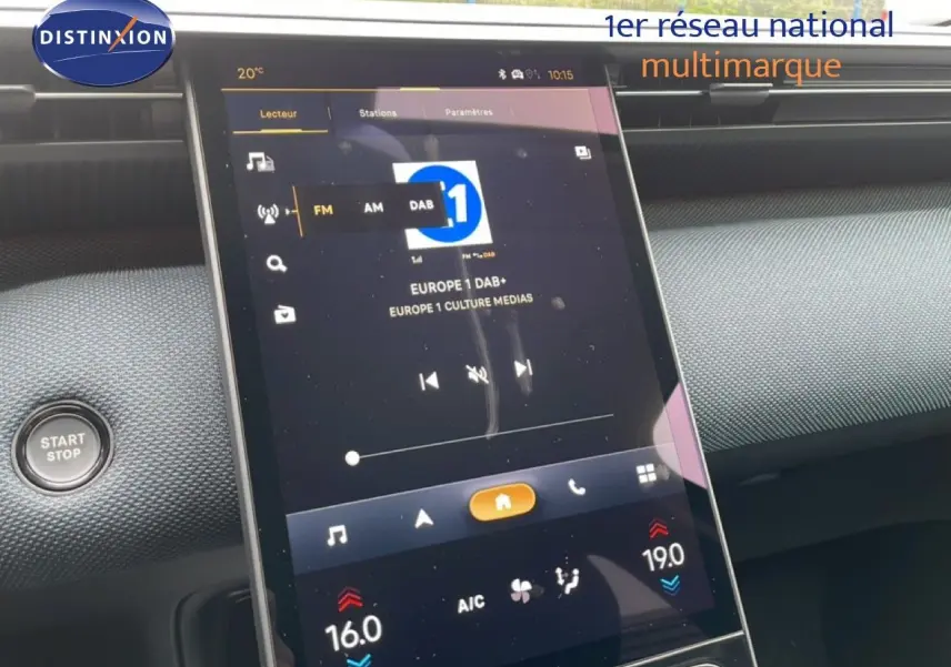 Vue rapprochée de l’écran tactile central du Citroën C5 Aircross noir Perla Nera avec affichage radio et climatisation digitale.