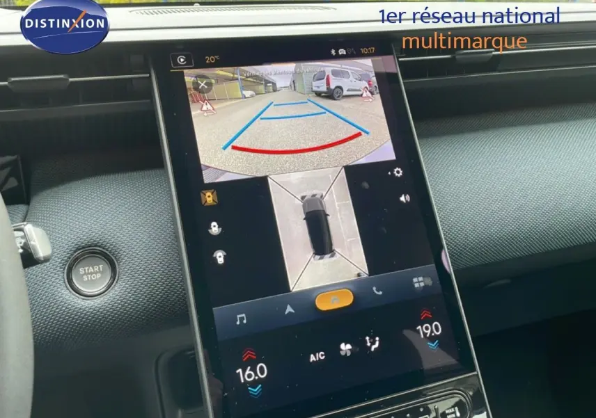 Vue intérieure centrée sur l’écran tactile du tableau de bord du Citroën C5 Aircross noir, affichant la caméra 360° et la climatisation.