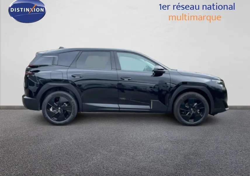 Profil droit d'un Citroën C5 Aircross noir Perla Nera métallisé, SUV hybride avec jantes noires et lignes modernes.