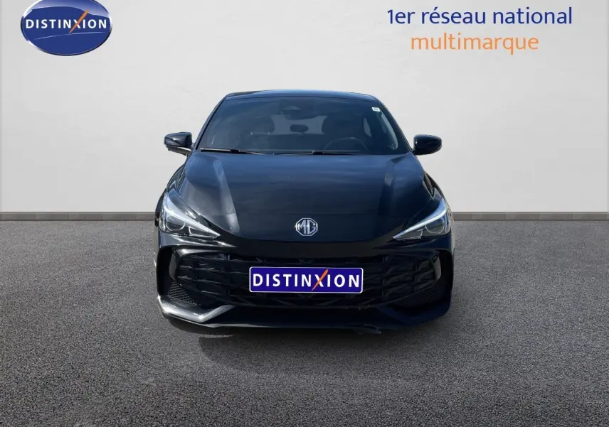 Vue frontale d'une MG3 1.5L Hybrid+ 195ch Comfort noire Pebble Black Metal avec calandre large et phares LED fins.
