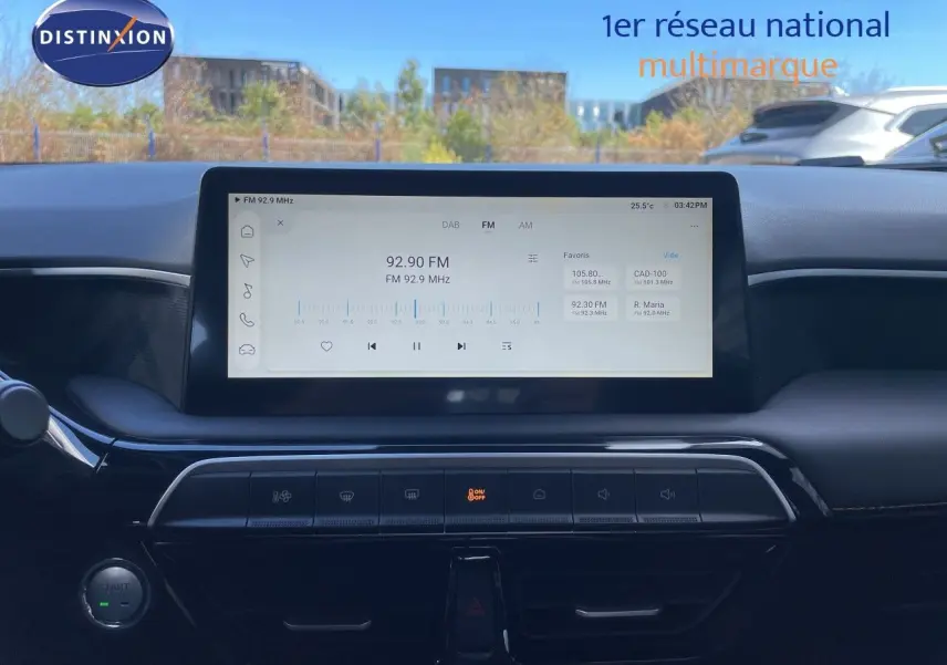 Vue intérieure du tableau de bord du MG3 2025 en Pebble Black Metal, avec écran tactile central affichant la radio FM.