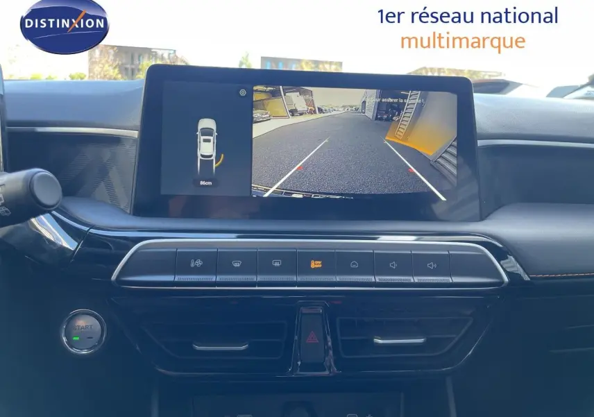 Vue rapprochée de la console centrale du MG3 2025 avec écran tactile affichant la caméra de recul, finition noire brillante.