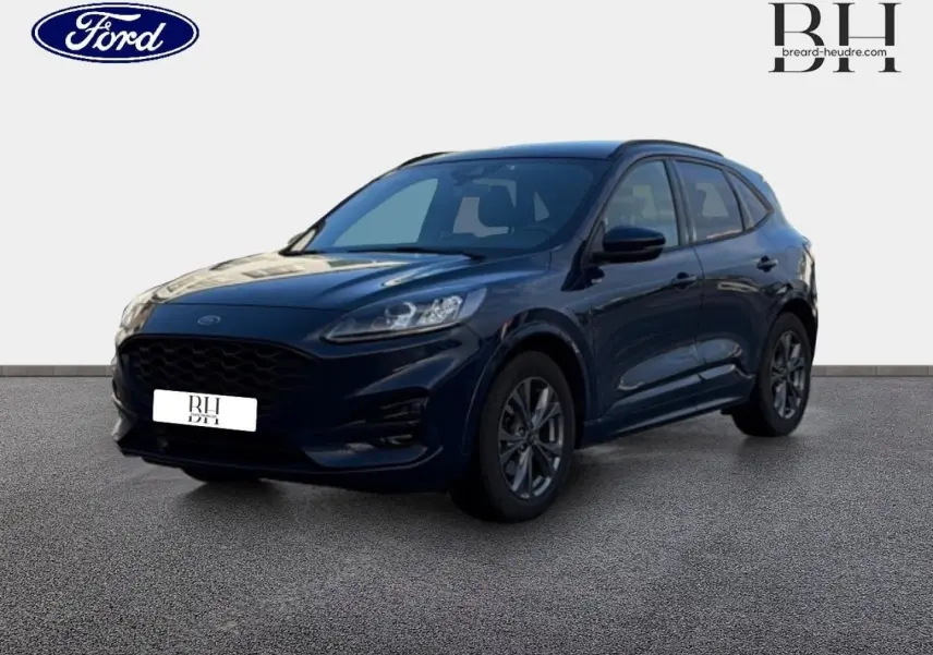 Ford Kuga bleu Abysse en 3/4 avant droit, avec calandre noire et jantes alliage foncé, sur fond neutre.