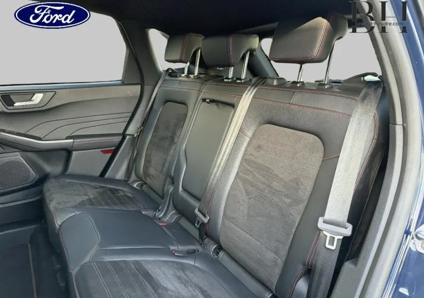 Vue intérieure côté droit sur la banquette arrière en tissu noir et simili cuir avec surpiqûres rouges du Ford Kuga bleu 2023.