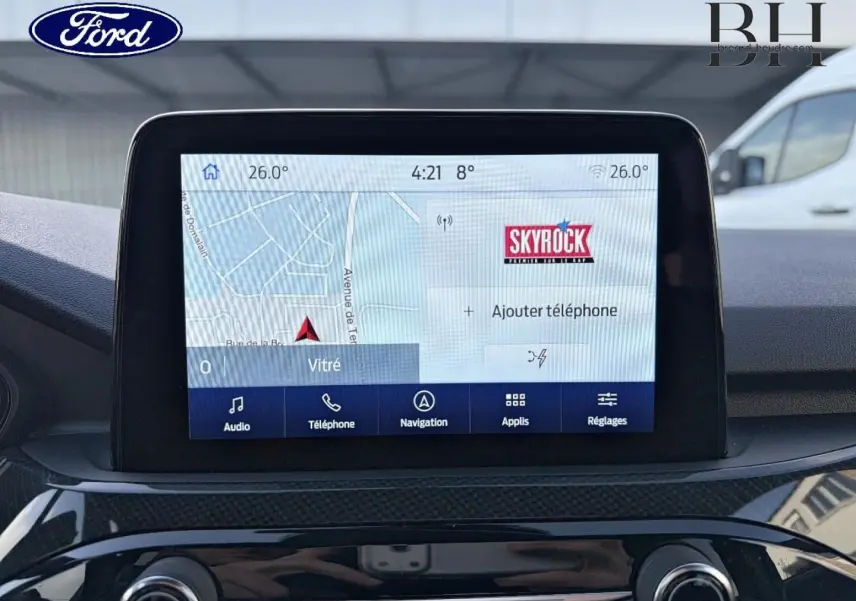 Écran tactile central du Ford Kuga 2023 affichant la navigation et les options multimédias en intérieur noir.