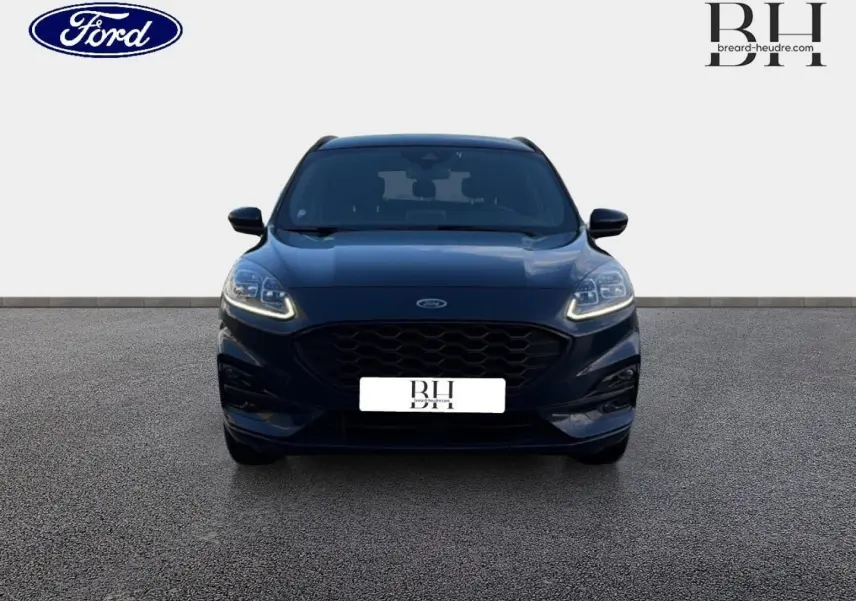 Vue avant du Ford Kuga bleu Abysse 2023 avec phares LED allumés et calandre noire hexagonale.