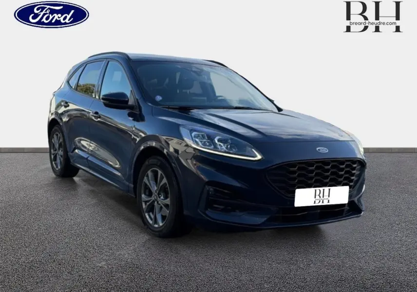 Ford Kuga bleu Abysse en 3/4 avant droit, avec calandre noire et jantes alliage visibles sur fond neutre.