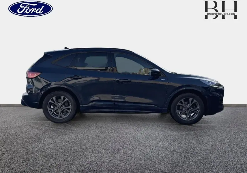 Vue latérale droite d'un Ford Kuga bleu Abysse 2023 avec jantes alliage et vitres surteintées.