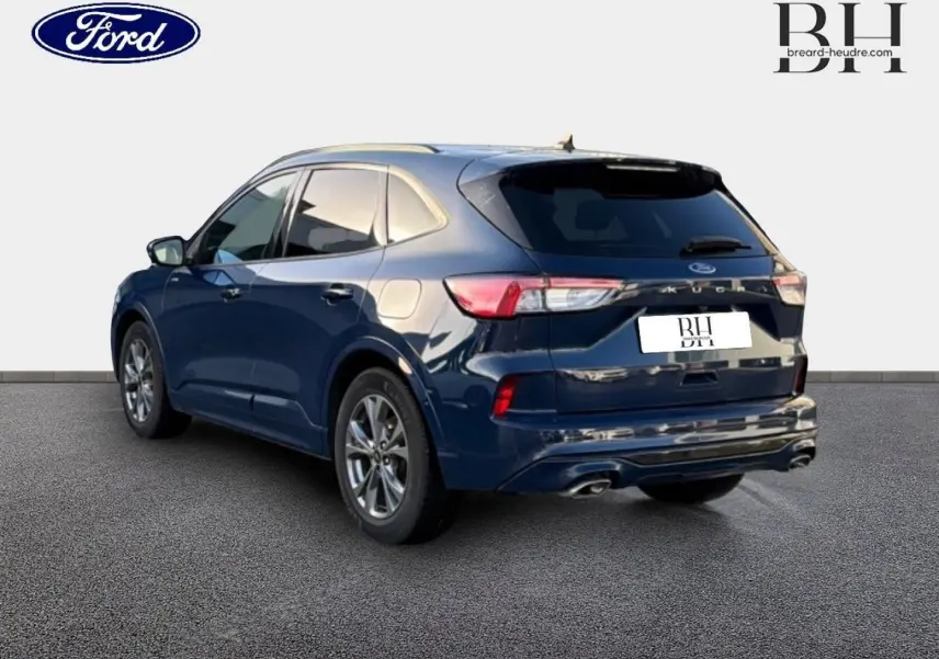 Ford Kuga bleu Abysse en 3/4 arrière droit, avec feux LED et double sortie d’échappement visible sur fond neutre.