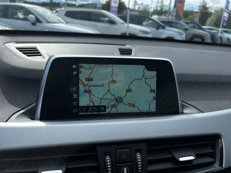Écran central du tableau de bord du BMW X1 20D 2017 affichant la navigation GPS avec carte routière.