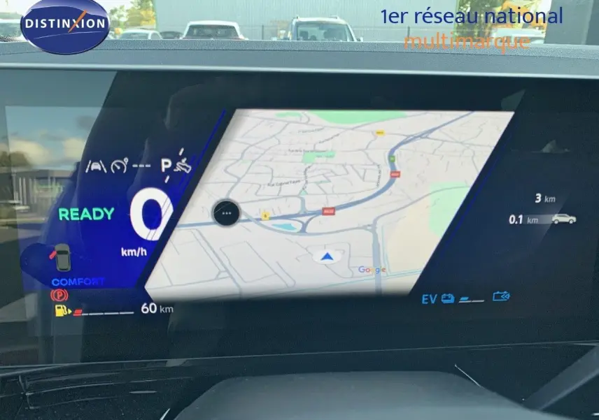 Tableau de bord numérique du Renault Austral 2024, affichant la navigation GPS et l'état du véhicule en mode hybride.