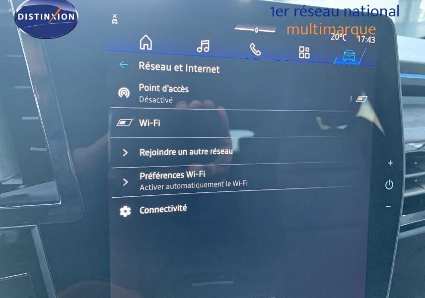 Écran tactile central affichant les options Wi-Fi dans l'habitacle d'un Renault Austral blanc métal avec toit noir.