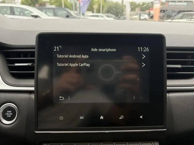 Écran tactile central affichant l'aide smartphone dans l'habitacle d'un Renault Captur E-Tech 145 Zen 2022.