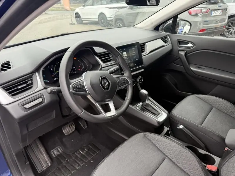 Intérieur du Renault Captur E-Tech 145 Zen 2022, vue côté conducteur, tableau de bord et sièges gris, volant multifonction.