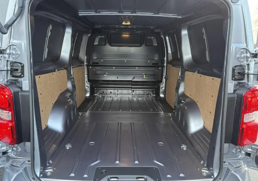 Vue arrière ouverte du Citroën Jumpy XL gris Artense montrant l'espace de chargement tôlé et les panneaux latéraux en bois.