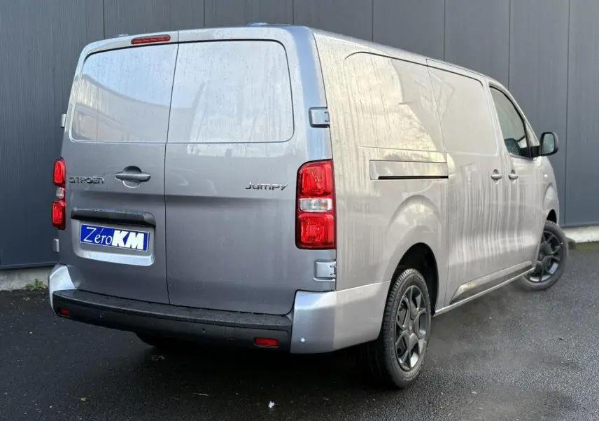Vue 3/4 arrière droite du Citroën Jumpy XL gris Artense avec portes arrière battantes et jantes noires.