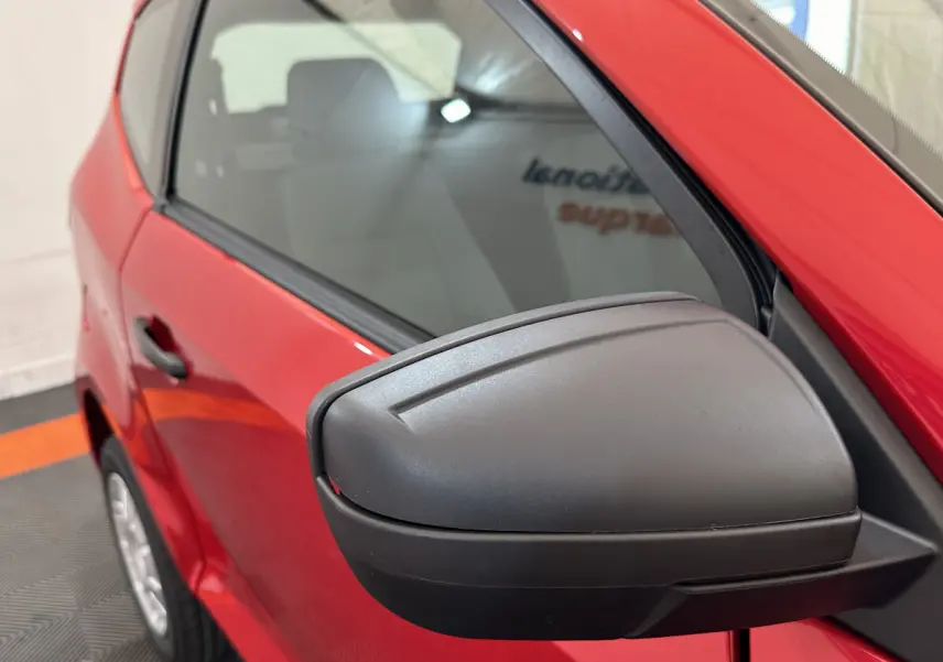 Gros plan sur le rétroviseur côté conducteur d'une Aixam Ambition E City Pack rouge 2025 avec caméra intégrée.