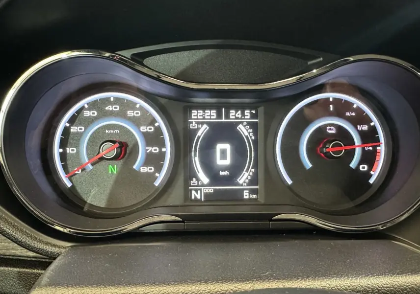 Vue rapprochée du tableau de bord digital de l'AIXAM AMBITION E CITY PACK 2025 avec affichage vitesse et autonomie.