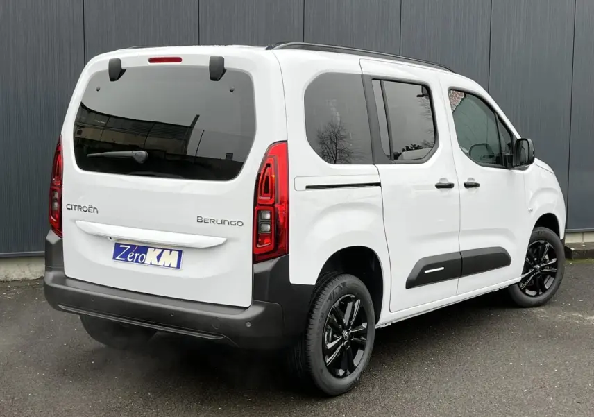 Vue 3/4 arrière droite du Citroën Berlingo Multispace blanc Glacier avec jantes noires et lunette arrière ouvrante.