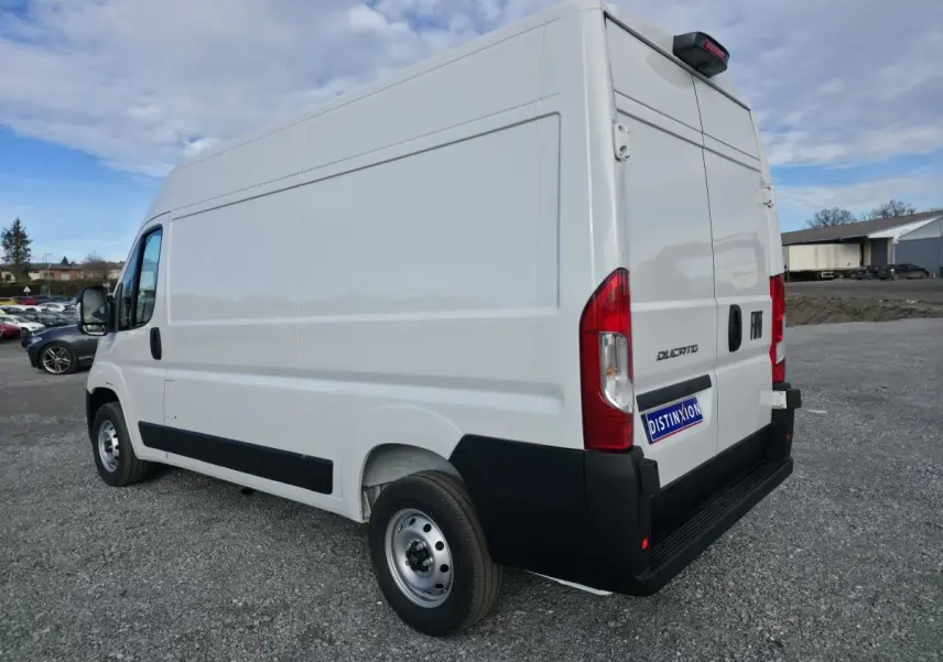 Vue 3/4 arrière droite d’un FIAT Ducato Fourgon blanc avec portes arrière tôlées et porte latérale coulissante.