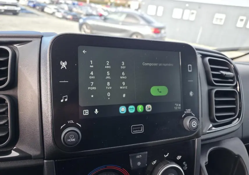 Écran tactile 7 pouces du tableau de bord du Fiat Ducato Fourgon blanc, affichant le clavier de numérotation.