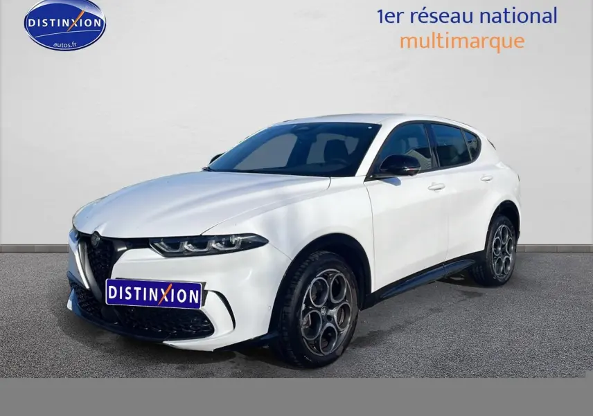 Vue 3/4 avant droite de l'Alfa Romeo Tonale blanc avec jantes alu distinctives et calandre noire sportive.