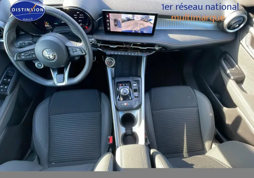 Vue intérieure de l'Alfa Romeo Tonale 1.5 hybrid 160 sprint, montrant le tableau de bord et les sièges noirs.