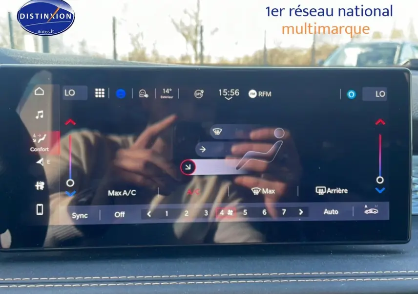 Écran tactile central de l'Alfa Romeo Tonale blanc, vue frontale du tableau de bord avec commandes climatisation.