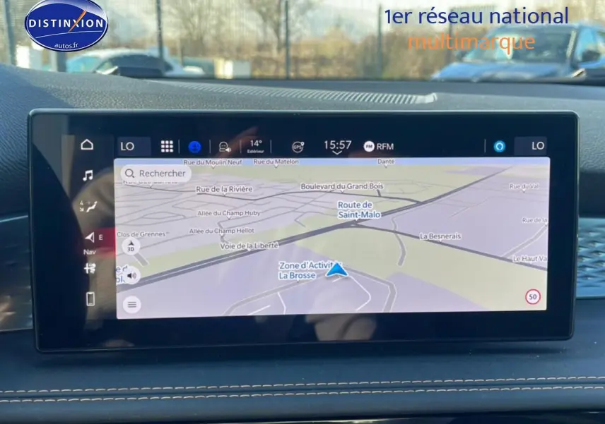 Écran tactile central affichant la navigation GPS dans l'habitacle d'une Alfa Romeo Tonale blanc, vue de face.