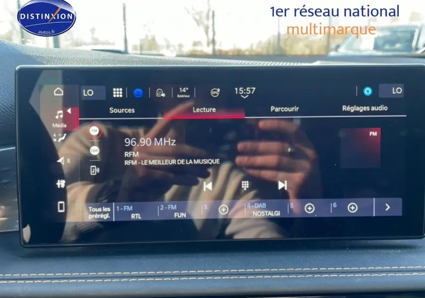 Écran tactile multimédia de l'Alfa Romeo Tonale blanc, vue intérieure centrée sur l'interface audio FM.