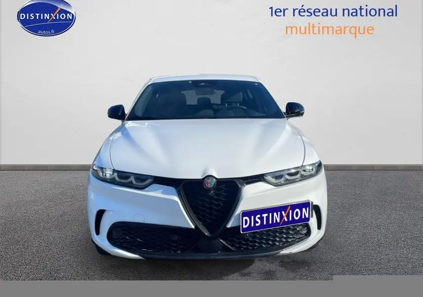 Vue frontale d'une Alfa Romeo Tonale blanche 2025 avec calandre noire et phares LED distinctifs.
