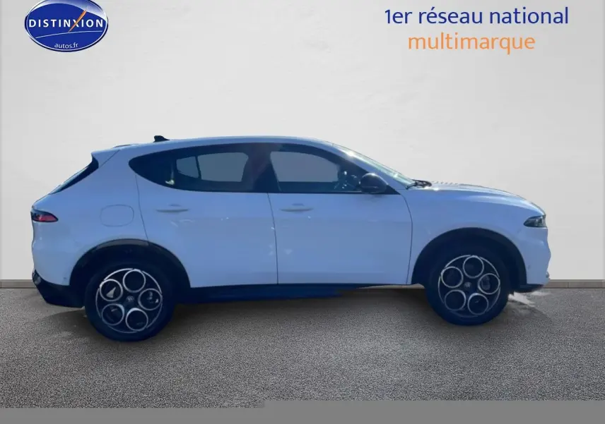 Vue de profil côté gauche d'un Alfa Romeo Tonale blanc 2025 avec jantes alu distinctives et lignes fluides.