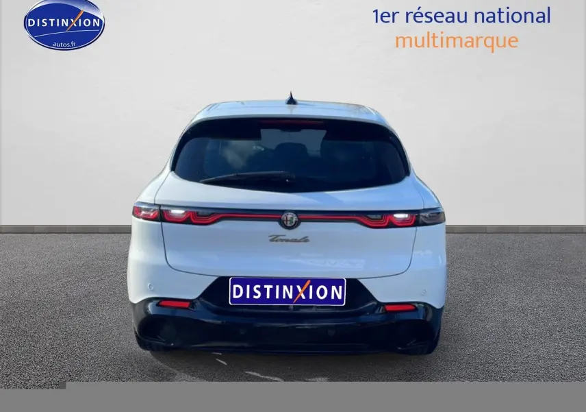 Vue arrière d'une Alfa Romeo Tonale blanche 2025 avec feux arrière LED et diffuseur noir brillant.