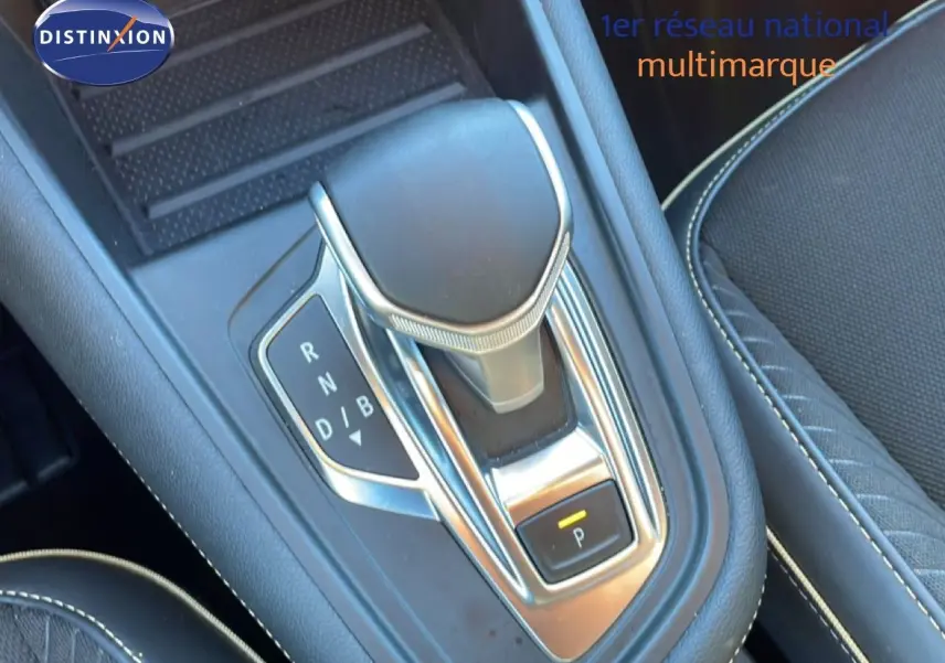 Gros plan sur la commande de boîte automatique dans l'habitacle noir du Renault Symbioz 2025 bleu Iron Metal.