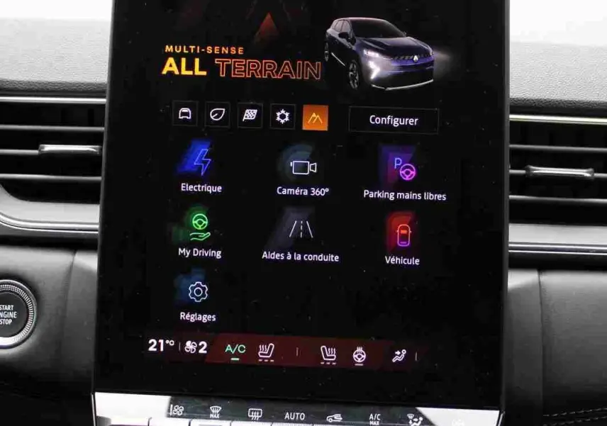 Écran tactile central du Renault Symbioz 2025 affichant le mode de conduite All Terrain et diverses options connectées.