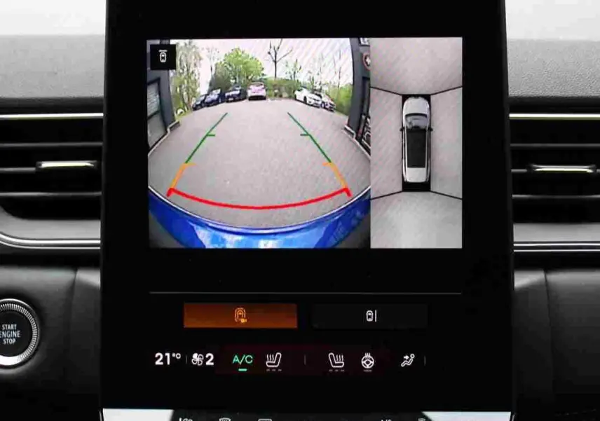 Écran central de la Renault Symbioz 2025 montrant la caméra de recul et vue 360° avec tableau de bord noir.