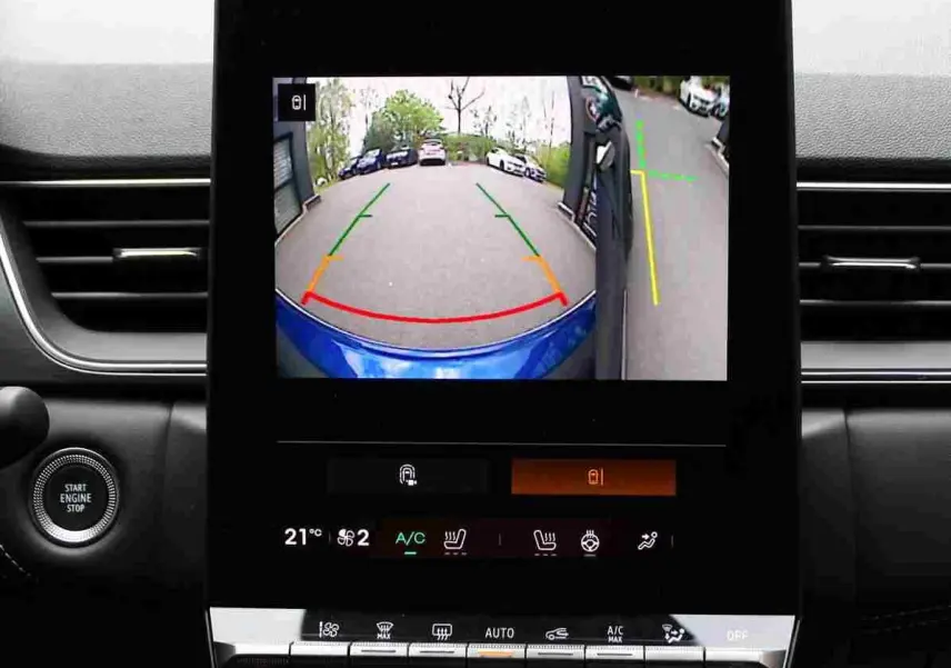 Écran central montrant la caméra de recul avec vue arrière du Renault Symbioz bleu iron metal, intérieur noir.