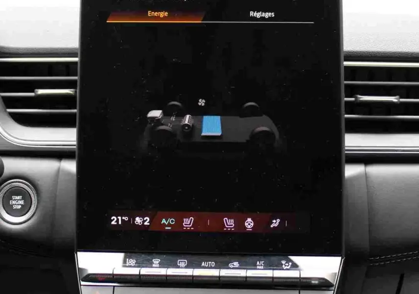 Écran tactile central du tableau de bord du Renault Symbioz 2025, affichant les réglages énergie et climatisation.