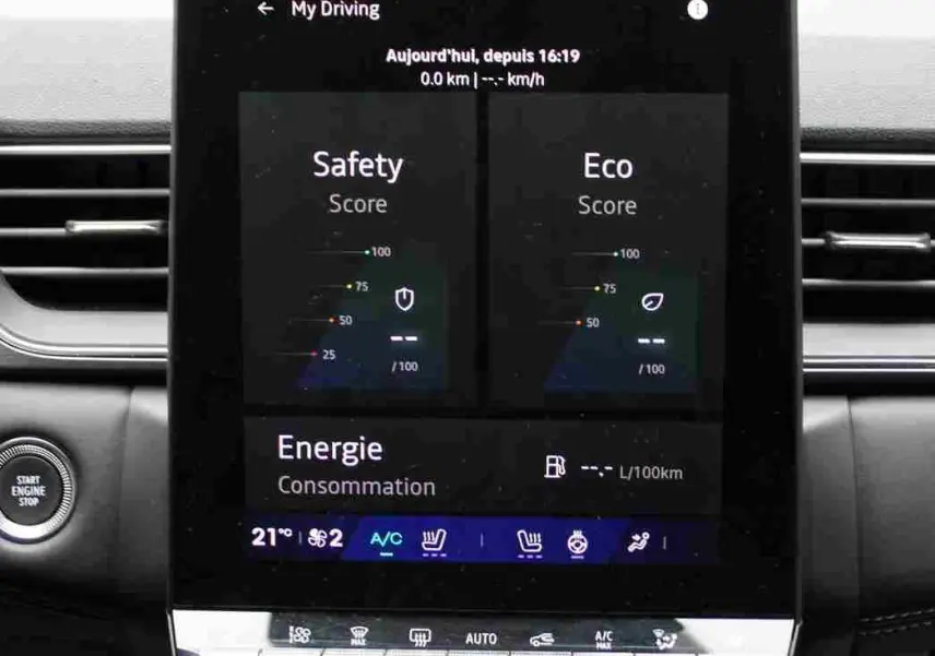 Écran tactile central vertical du Renault Symbioz 2025 affichant scores de sécurité et d'écologie, avec commandes climatisation en dessous.