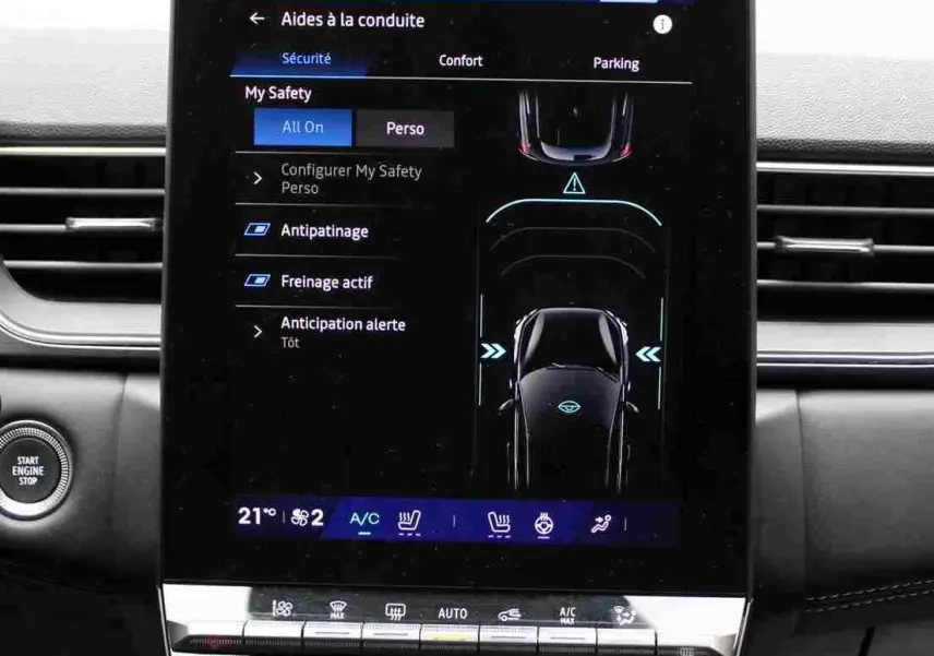 Écran tactile central du tableau de bord du Renault Symbioz 2025 affichant les aides à la conduite et la climatisation.