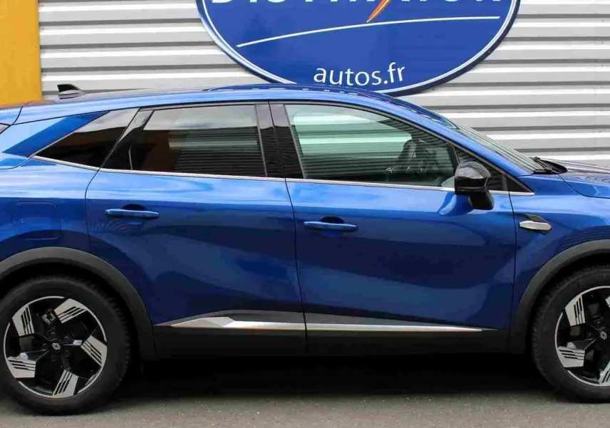 Profil côté gauche du Renault Symbioz 2025 bleu Iron Metal avec jantes noires et détails chromés sous les portières.