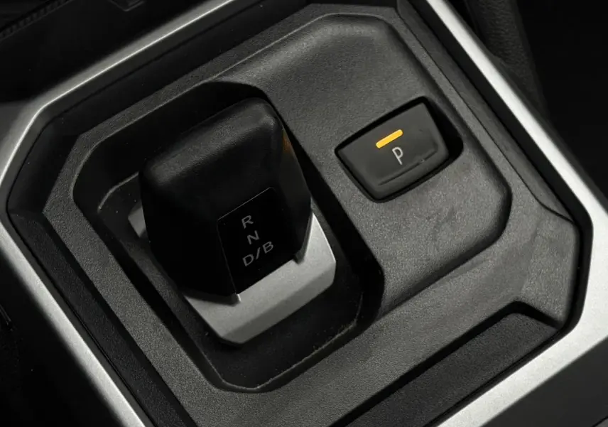 Gros plan sur la commande de boîte automatique noire et grise du Dacia Duster 2026, intérieur sobre et fonctionnel.