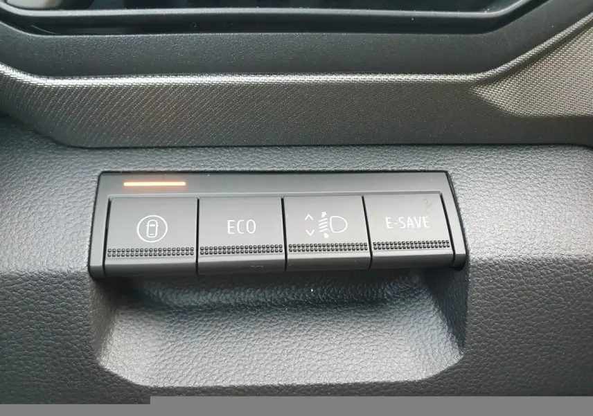 Gros plan sur les boutons de commande du tableau de bord du Dacia Bigster 2026, finition gris schiste.