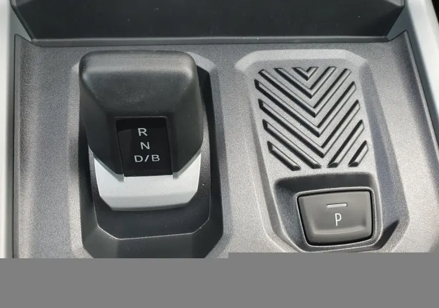 Gros plan sur le levier de vitesses automatique et bouton de frein de parking du Dacia Bigster 2026, intérieur gris.