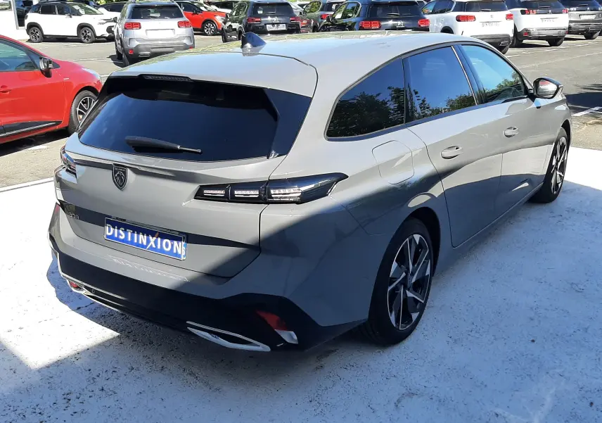 PEUGEOT 308 SW gris selenium métal, vue 3/4 arrière droit, feux arrière LED et jantes alliage bicolores visibles.