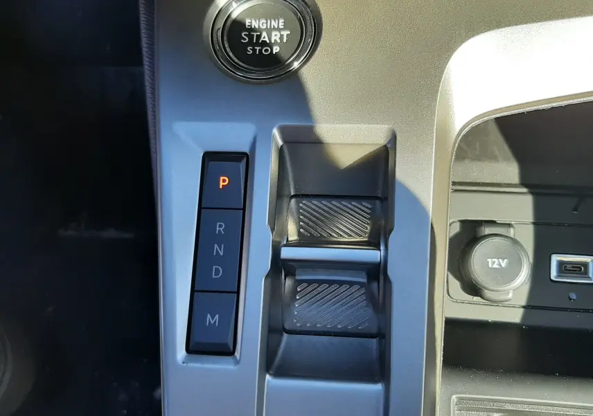 Détail intérieur du levier de vitesses automatique et bouton start/stop sur Peugeot 308 SW gris Selenium 2025.