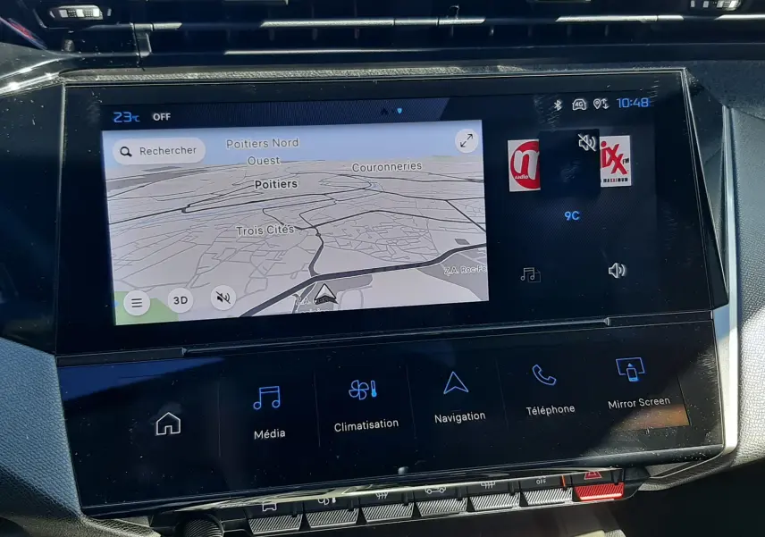 Écran tactile central du tableau de bord de la Peugeot 308 SW Hybrid 2025 avec navigation et commandes multimédia.