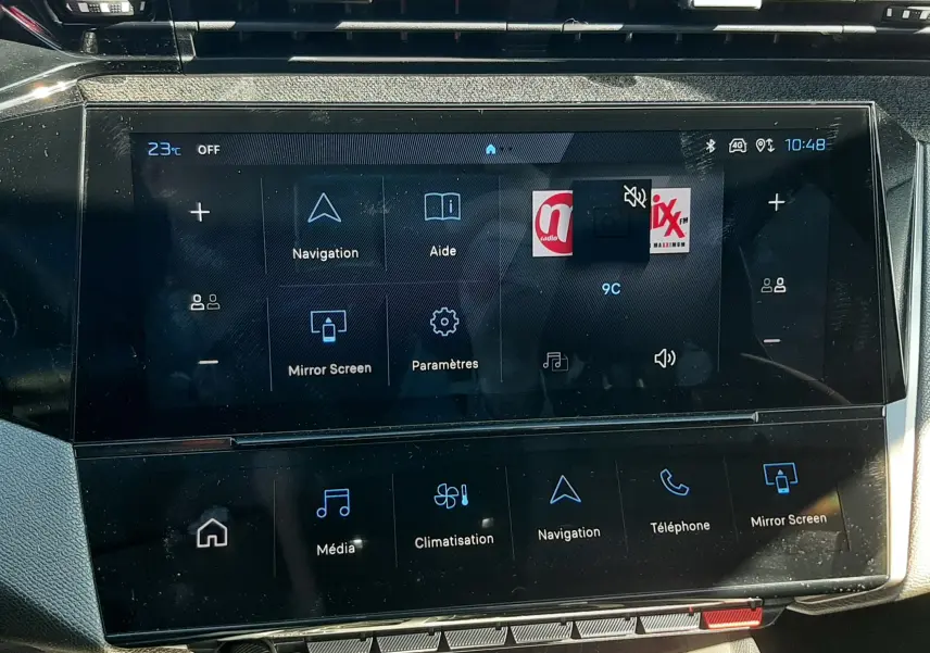 Écran tactile central du tableau de bord de la Peugeot 308 SW Hybrid 2025, affichant les options de navigation et multimédia.