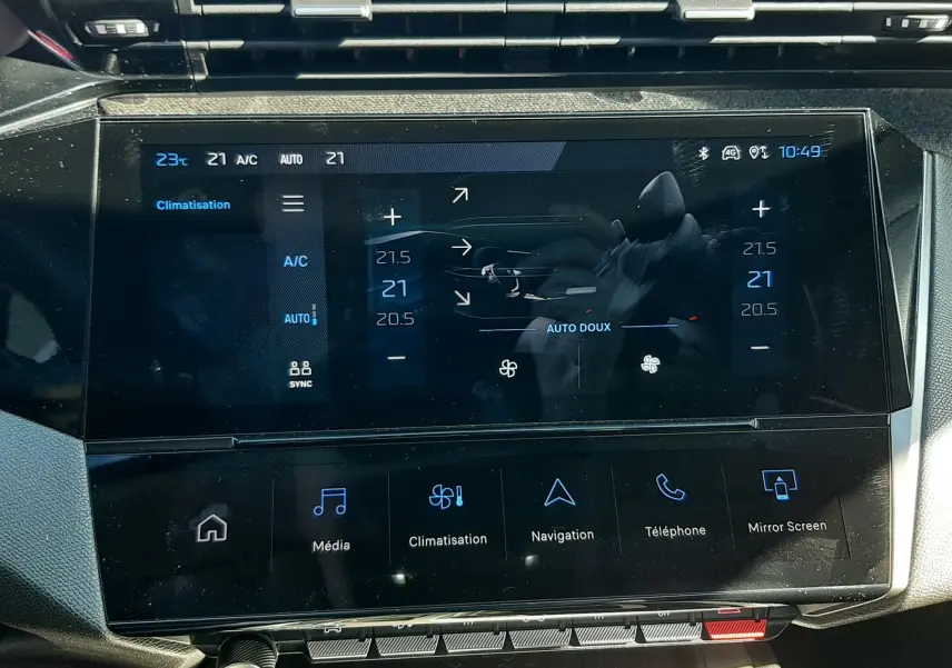 Écran tactile central de la Peugeot 308 SW Hybrid 2025 montrant les réglages de climatisation et les options multimédia.