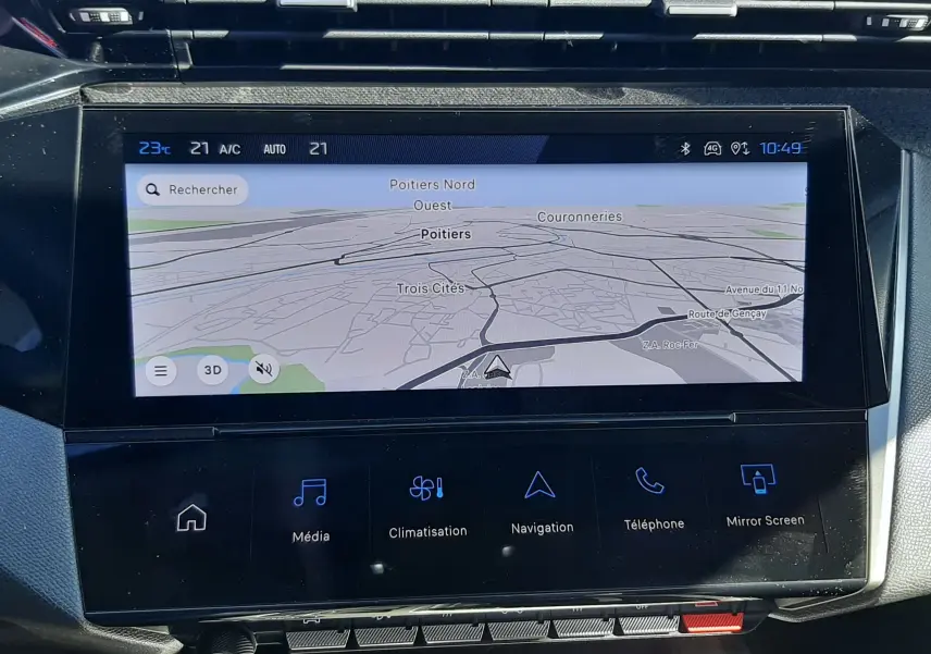 Vue rapprochée de l’écran tactile central affichant la navigation dans l’habitacle gris d’une Peugeot 308 SW Hybrid 2025.